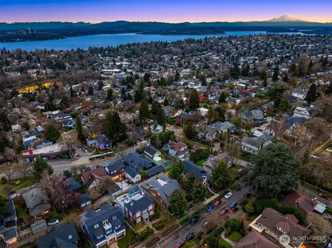View/Area - 914 22nd Ave E, Seattle, WA 98112 photo 3 of 5