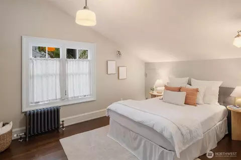 Bedroom - 914 22nd Ave E, Seattle, WA 98112 photo 4 of 5