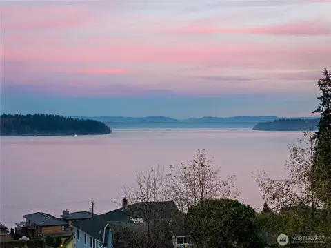 8154 E Seaview Dr, Port Orchard, WA 98366
