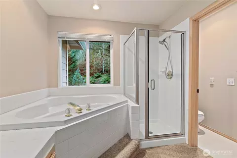 Bath - 10311 NE 156th Pl, Bothell, WA 98011 photo 2 of 4