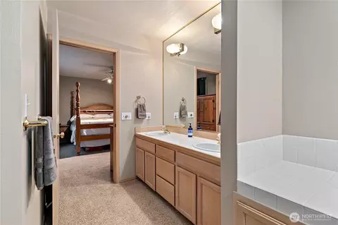 Bath - 10311 NE 156th Pl, Bothell, WA 98011 photo 3 of 4