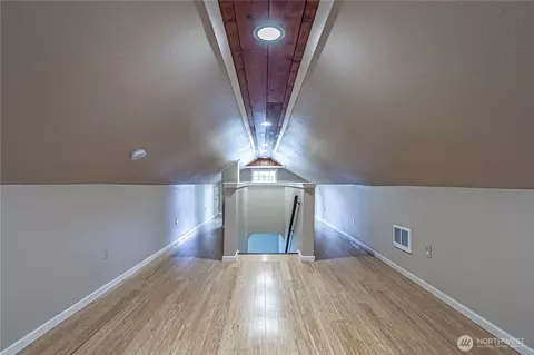 Entry Way - 537 Mcnaught Rd S, Roy, WA 98580 photo 2 of 2