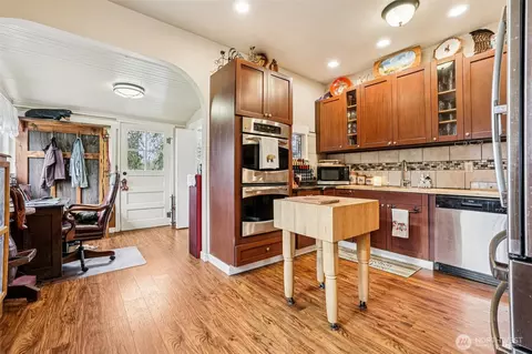 Kitchen - 537 Mcnaught Rd S, Roy, WA 98580 photo 3 of 3