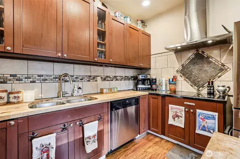 Kitchen - 537 Mcnaught Rd S, Roy, WA 98580 photo 2 of 3