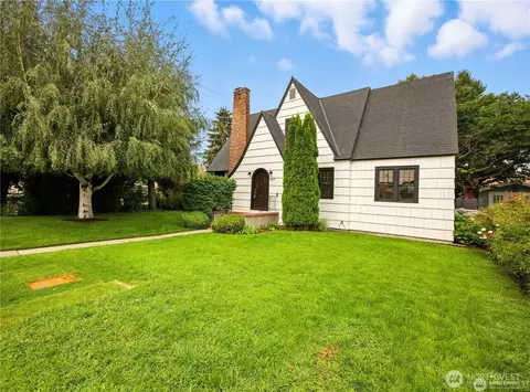 417 N Columbia St, Chelan, WA 98816