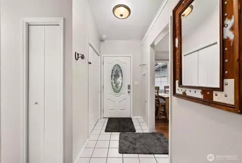 Entry Way - 888 King Rd, Winlock, WA 98596 photo 1 of 3