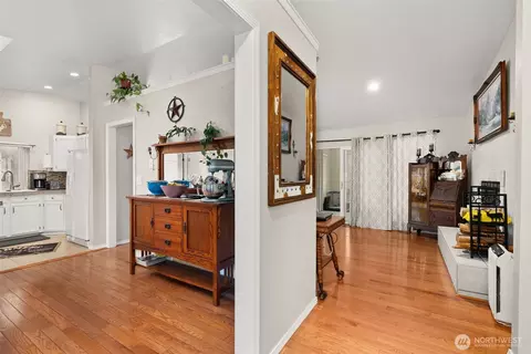 Entry Way - 888 King Rd, Winlock, WA 98596 photo 2 of 3