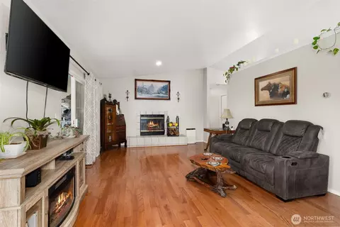 Living - 888 King Rd, Winlock, WA 98596 photo 2 of 2