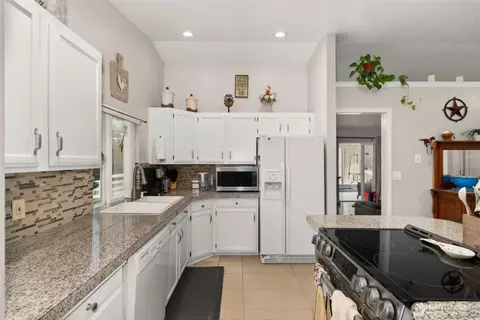 Kitchen - 888 King Rd, Winlock, WA 98596 photo 1 of 2
