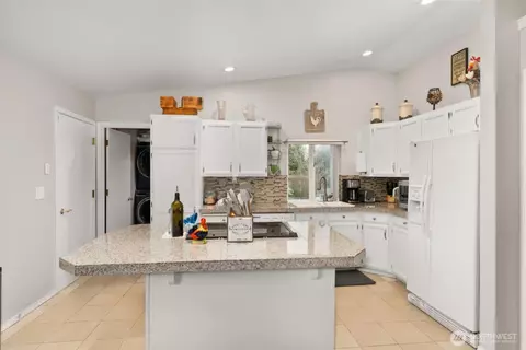 Kitchen - 888 King Rd, Winlock, WA 98596 photo 2 of 2