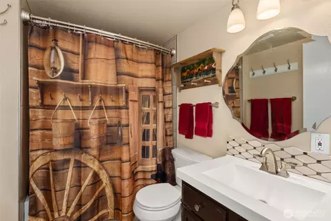Bath - 888 King Rd, Winlock, WA 98596 photo 1 of 2