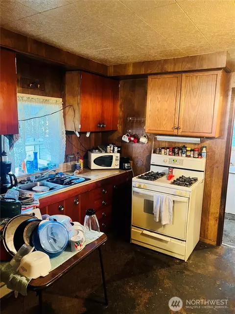 Kitchen - 111 Varner Ave SE, Orting, WA 98360 photo 1 of 2