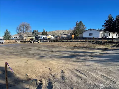 313 34th St NW, East Wenatchee, WA 98802