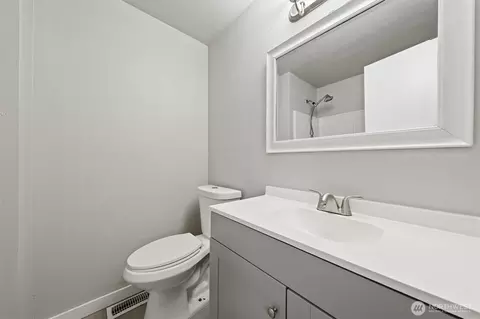 Bath - 445 E Rainer St, Othello, WA 99344 photo 2 of 2