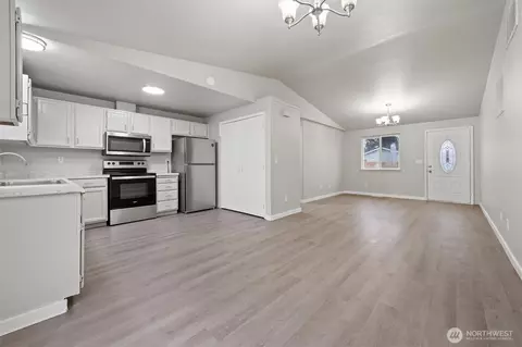Living - 445 E Rainer St, Othello, WA 99344 photo 3 of 4