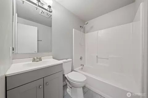 Bath - 445 E Rainer St, Othello, WA 99344 photo 1 of 2