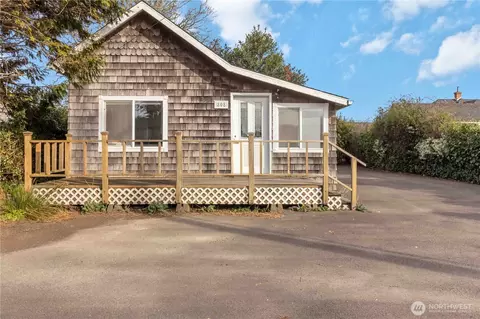 808 Pacific Ave N, Long Beach, WA 98631