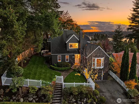 4525 NE 41st St, Seattle, WA 98105