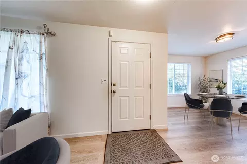 Entry Way - 1716 Scenic Dr, Everett, WA 98203 photo 1 of 1