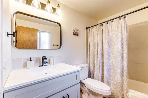 Bath - 1716 Scenic Dr, Everett, WA 98203 photo 1 of 4