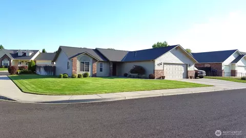 1869 SE Larch Ave, College Place, WA 99324