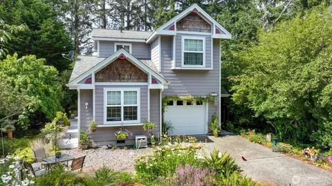 38 3rd St W, Chinook, WA 98614