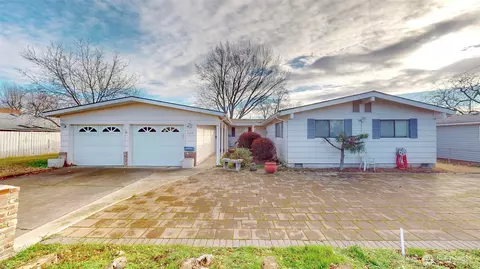 822 SE 12th St, College Place, WA 99324
