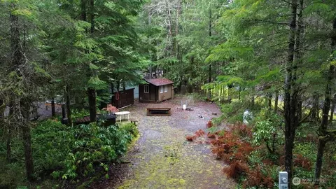 1 Riverside Dr, Deming, WA 98244