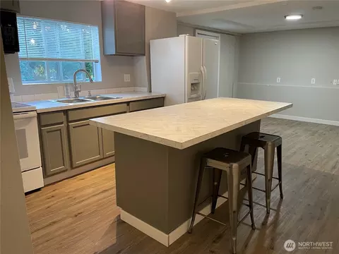 30524 8th Ave SW, Federal Way, WA 98023