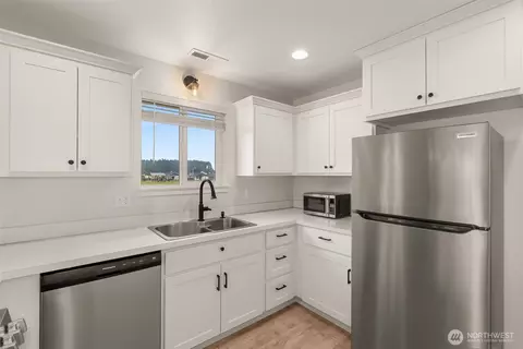 Kitchen - 504 Powell Ave, Winlock, WA 98596 photo 2 of 4