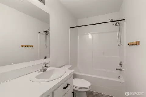 Bath - 504 Powell Ave, Winlock, WA 98596 photo 3 of 3