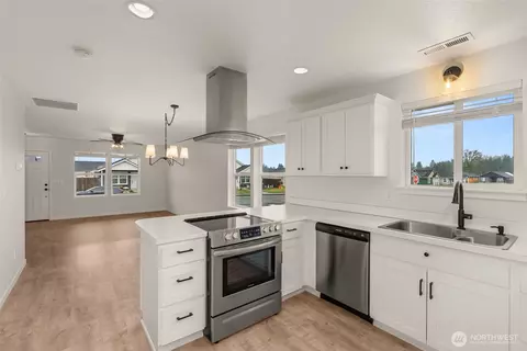 Kitchen - 504 Powell Ave, Winlock, WA 98596 photo 3 of 4