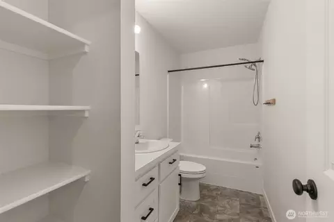 Bath - 504 Powell Ave, Winlock, WA 98596 photo 2 of 3