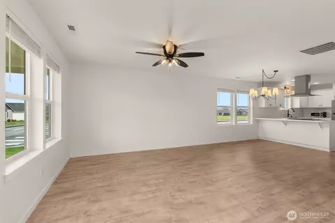 Living - 504 Powell Ave, Winlock, WA 98596 photo 2 of 3