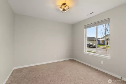 Bedroom - 504 Powell Ave, Winlock, WA 98596 photo 3 of 6