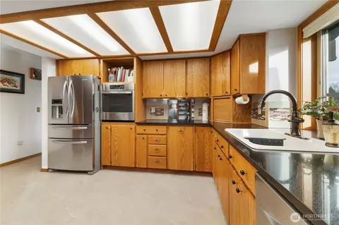 Kitchen - 39619 254th Ave SE, Enumclaw, WA 98022 photo 3 of 3