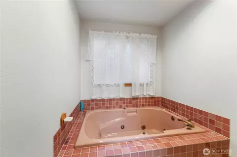 Bath - 39619 254th Ave SE, Enumclaw, WA 98022 photo 4 of 5