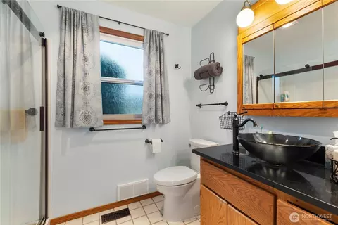 Bath - 39619 254th Ave SE, Enumclaw, WA 98022 photo 1 of 5