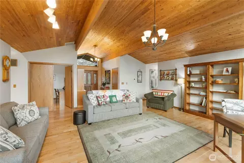 Living - 39619 254th Ave SE, Enumclaw, WA 98022 photo 1 of 2