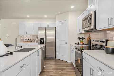 Kitchen - 13430 323rd Ave SE, Sultan, WA 98294 photo 4 of 6
