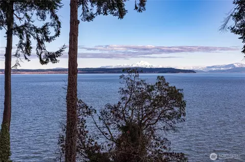 352 Marine Dr, Coupeville, WA 98239
