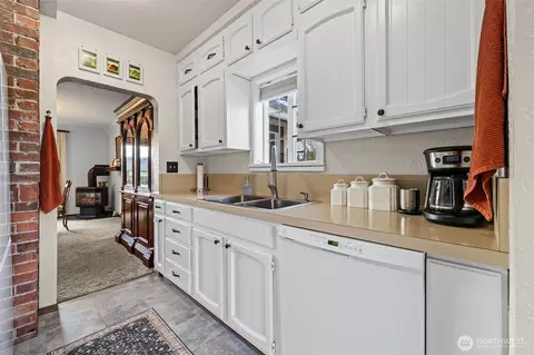 Kitchen - 43128 260th Ave SE, Enumclaw, WA 98022 photo 5 of 6