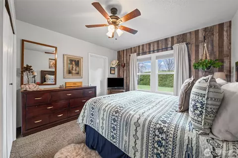 Bedroom - 43128 260th Ave SE, Enumclaw, WA 98022 photo 1 of 3