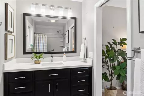 Bath - 1001 Maple St, Edmonds, WA 98020 photo 2 of 3