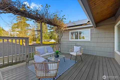 Exterior - 1001 Maple St, Edmonds, WA 98020 photo 5 of 8