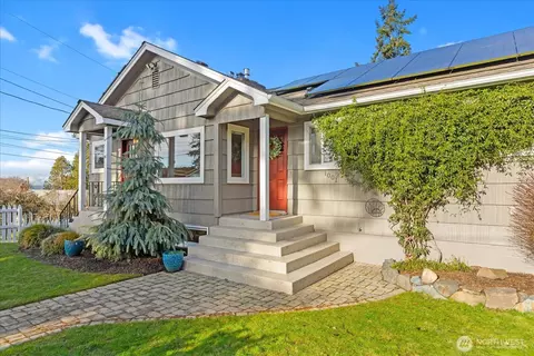 Exterior - 1001 Maple St, Edmonds, WA 98020 photo 2 of 8