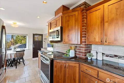 Kitchen - 1001 Maple St, Edmonds, WA 98020 photo 2 of 4