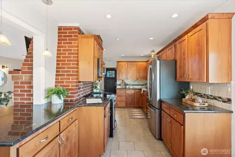 Kitchen - 1001 Maple St, Edmonds, WA 98020 photo 3 of 4