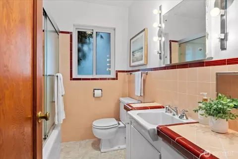 Bath - 1001 Maple St, Edmonds, WA 98020 photo 3 of 3