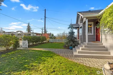 Exterior - 1001 Maple St, Edmonds, WA 98020 photo 3 of 8